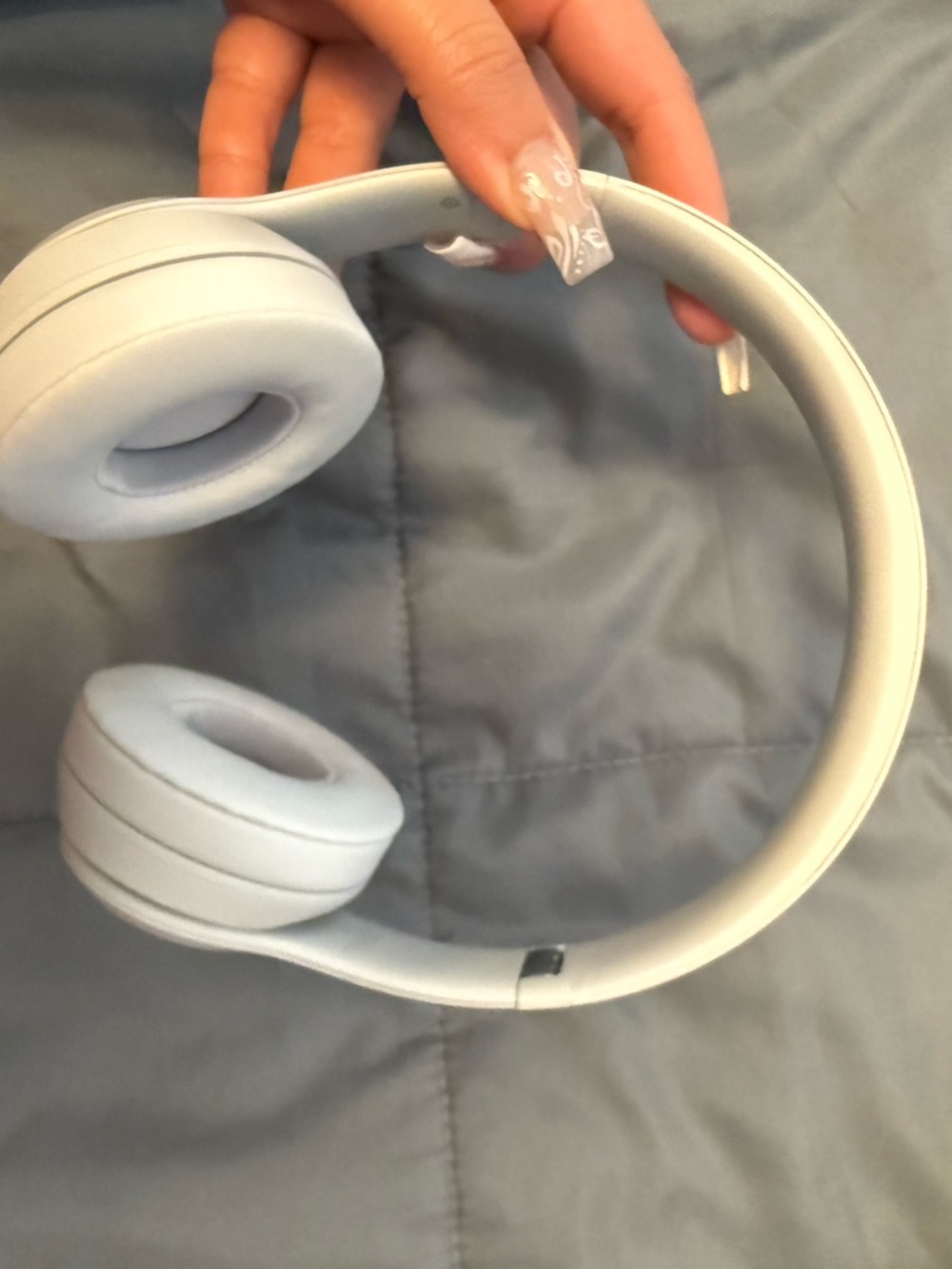 Dr Dre Beats Solo 4. Over-Ear Wireless Headphones in Light Gray